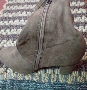 brand new branded winter boots..used never because of size issue..was stored for 1year            last day to sell this pair of boots!!!!