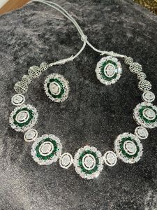 Stunning Emerald & Diamond Necklace Set