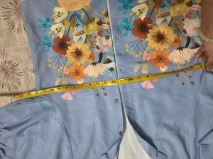 Chic Blue Floral Print Button-Up Shirt in xl size