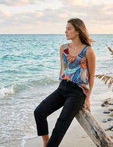 Vibrant Tropical Leaf Print Tank Top
