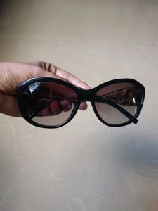 Burberry Sunglass with cover 100% authentic