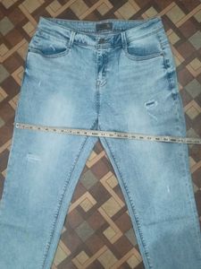 ⚡ ⚡ Flash Sale ⚡ ⚡ B: Distressed Jeans