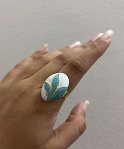 Chic Oval Leaf Design Ring