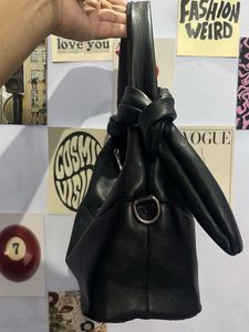 🖤 Black Leather Sling Bag