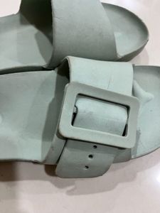 max Women Pastel Solid Sliders