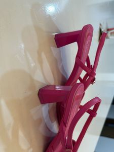 Chic Pink Strappy Flat Sandals