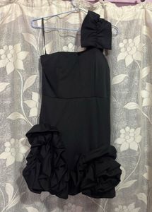 Chic Black One-Shoulder Ruffle Dress