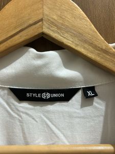 Chic White Cropped Zip-Up Top