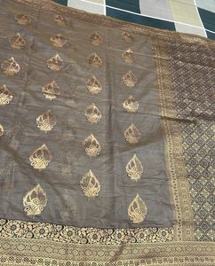 Elegant 🪶 Grey Saree with Gold Print