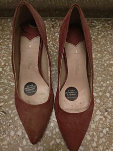 maroon suede Pumps