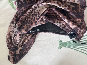 Chic One-Shoulder Leopard Print top