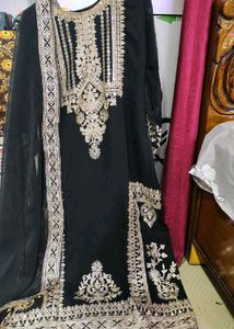 Elegant Black Kurta with Intricate Embroidery