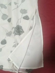 White long Skirt with grey roses and a slit