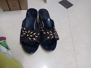 black sandels good condition size 40 free gift bla