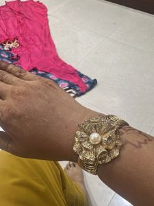 Exquisite Floral Pearl Bangle Bracelet