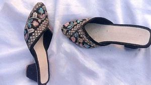 Floral Embroidered sandal 👡