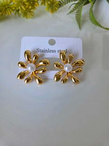 Elegant Gold Flower Pearl Earrings