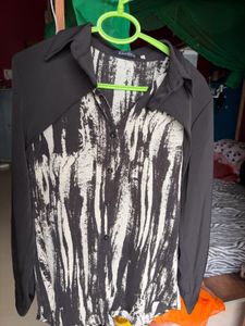 Chic Black &amp; White Abstract Print Shirt