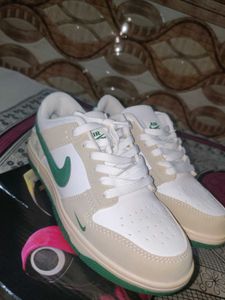 Nike Dunk Low SB Sneakers