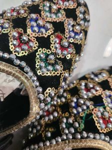 Embellished Black Juttis/Mojaris