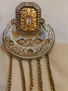 ( Kashmiri Jhumkey) Elegant White &amp; Gold Jhumka Ea