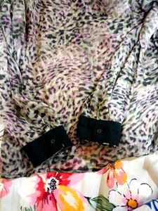 chic Animal / Leopard Print V-Neck Shirt