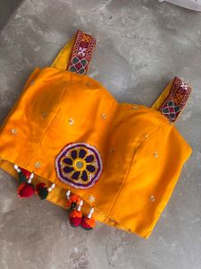 navarti yellow colpur blouse witha border on it