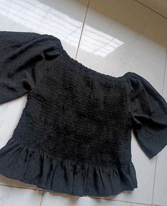 ❗ Attention Sale❗❗Chic Black crop Smocked Top