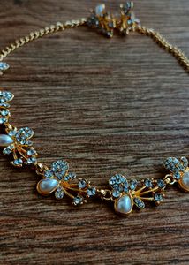 beautiful necklace with earrings..Mint condition