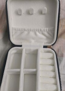 PORTABLE VANITY CASE [JEWELLERY BOX]