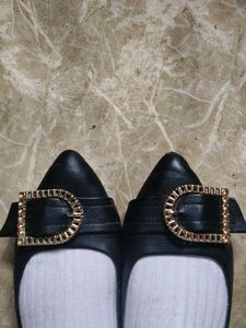 Chic Black Buckle Flats