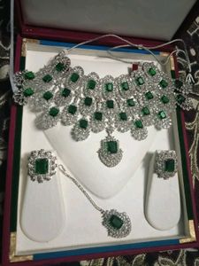 Stunning Emerald &amp; Diamond Jewellery Set