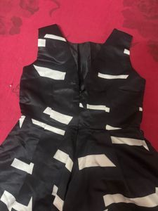 Chic Black &amp; White Geometric Print Dress