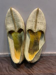 Elegant Gold Jutti
