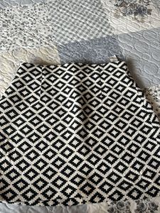 Monochromatic Diamond Pattern Skirt Eur S