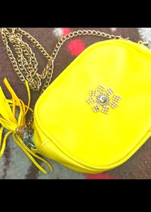 Beautiful slingbag in yellow colour 💛