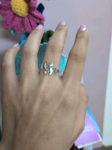 Delicate Leaf Design Ring