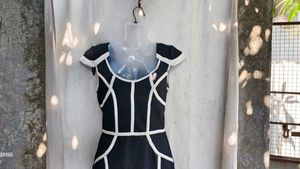 212510. Chic Black &amp; White Sheath Dress