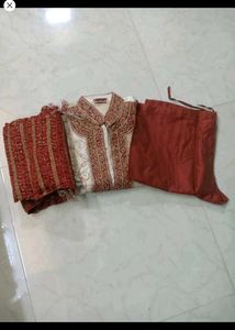Men's Embroidered Kurta with Shawl.