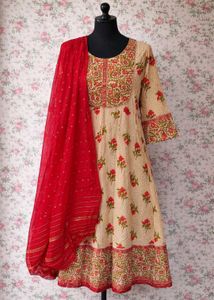 Elegant Floral Print Kurta Set with Red Dupatta