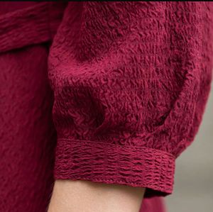 🍷✨ BURGUNDY TEXTURED V-NECK BELTED MIDI DRESS