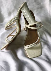 N10. CREME SEXY BLOCK HEELS
