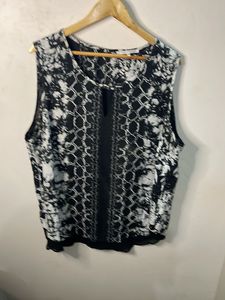 Chic Sleeveless Black &amp; White Print Top