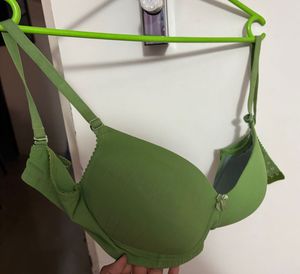 t shirt Bra sage green