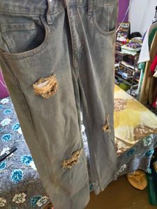 Stylish Ripped Light Wash Jeans