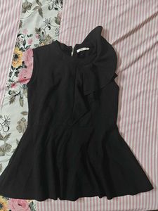 Chic Black Ruffled Sleeveless Top