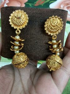 Elegant Gold-Tone Necklace &amp; Earring Set