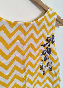 Chic Sleeveless Yellow Chevron Top