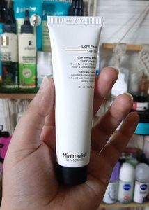 Minimalist Light Fluid Face Sunscreen🌞