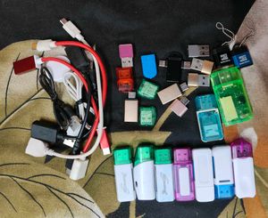 MIXED ELECTRONIC ACCESSORIES LOT - MULTIPLE VARIAN